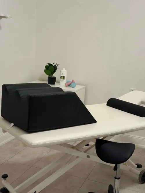 Behandlungsliege und Therapiezubehör